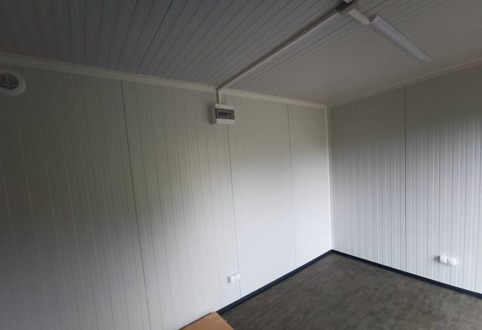 CONTENEDOR DE OFICINA CON BANO 6x3M – Image 7