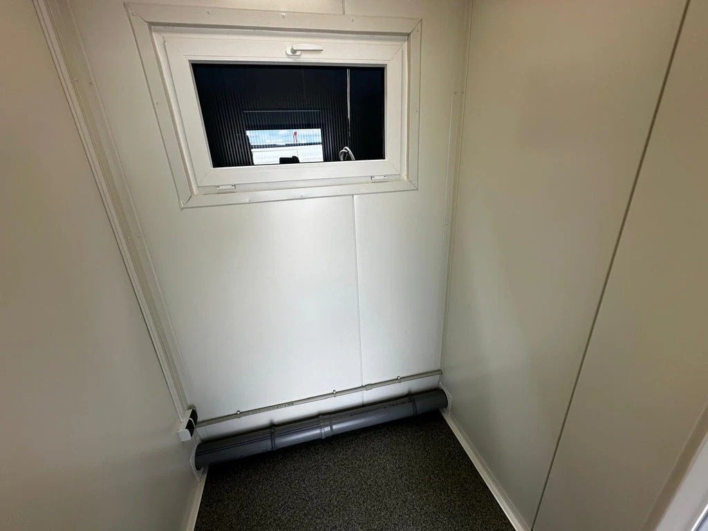 Contenedor Sanitario con Múltiples Unidades: Funcionalidad y Espacio – Image 9