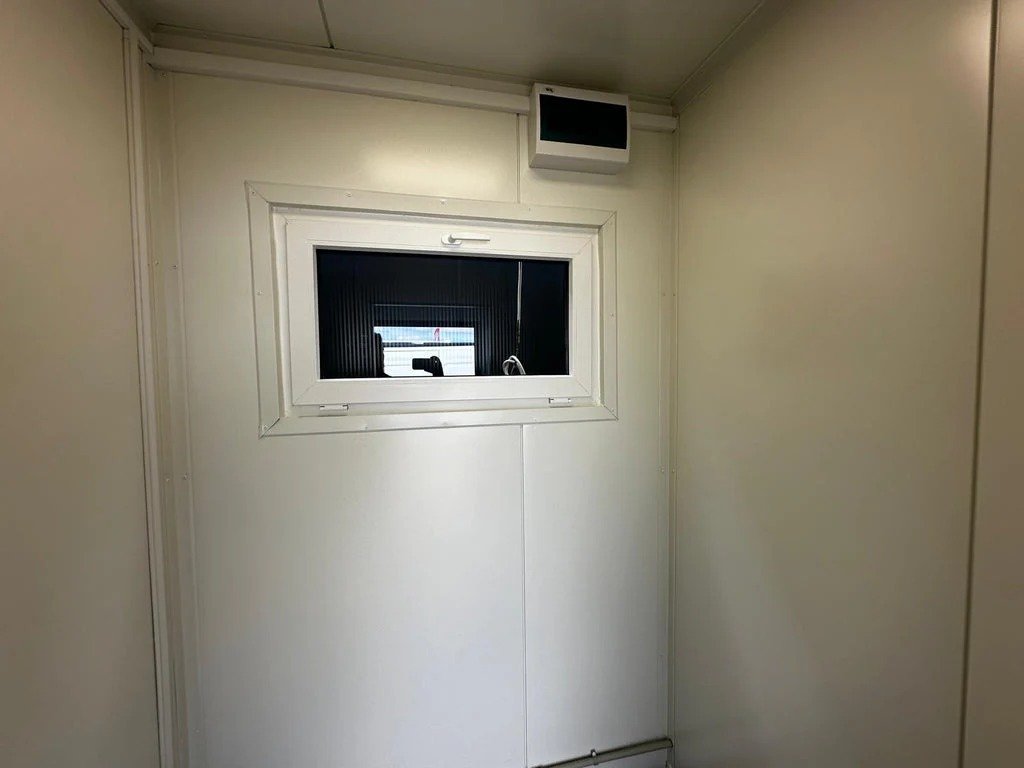 Contenedor Sanitario con Múltiples Unidades: Funcionalidad y Espacio – Image 10