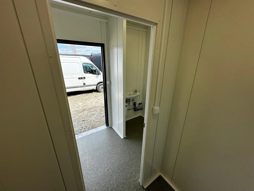 Contenedor Sanitario con Múltiples Unidades: Funcionalidad y Espacio – Image 11