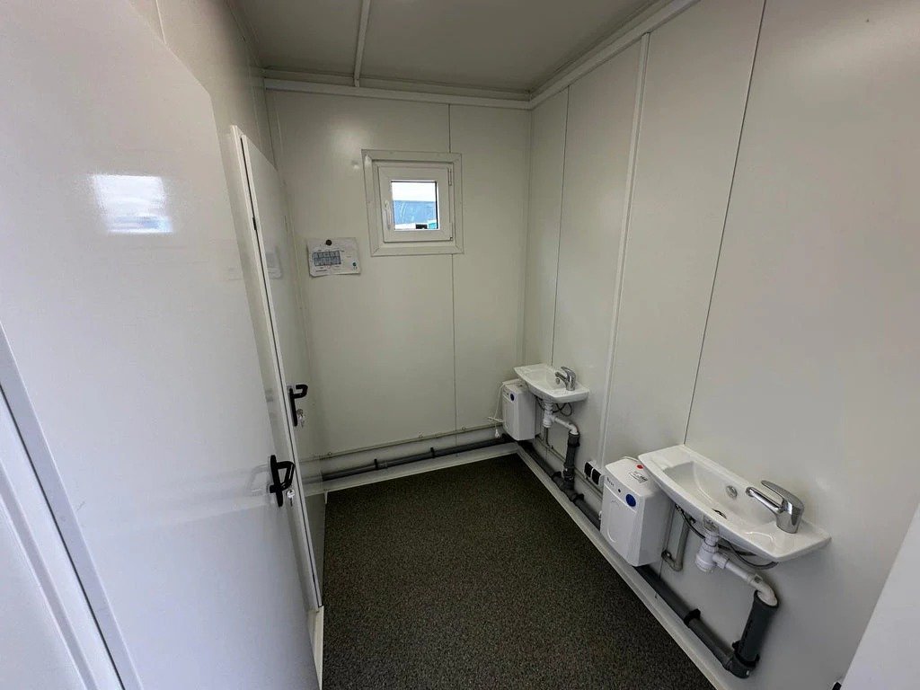 Contenedor Sanitario con Múltiples Unidades: Funcionalidad y Espacio – Image 12