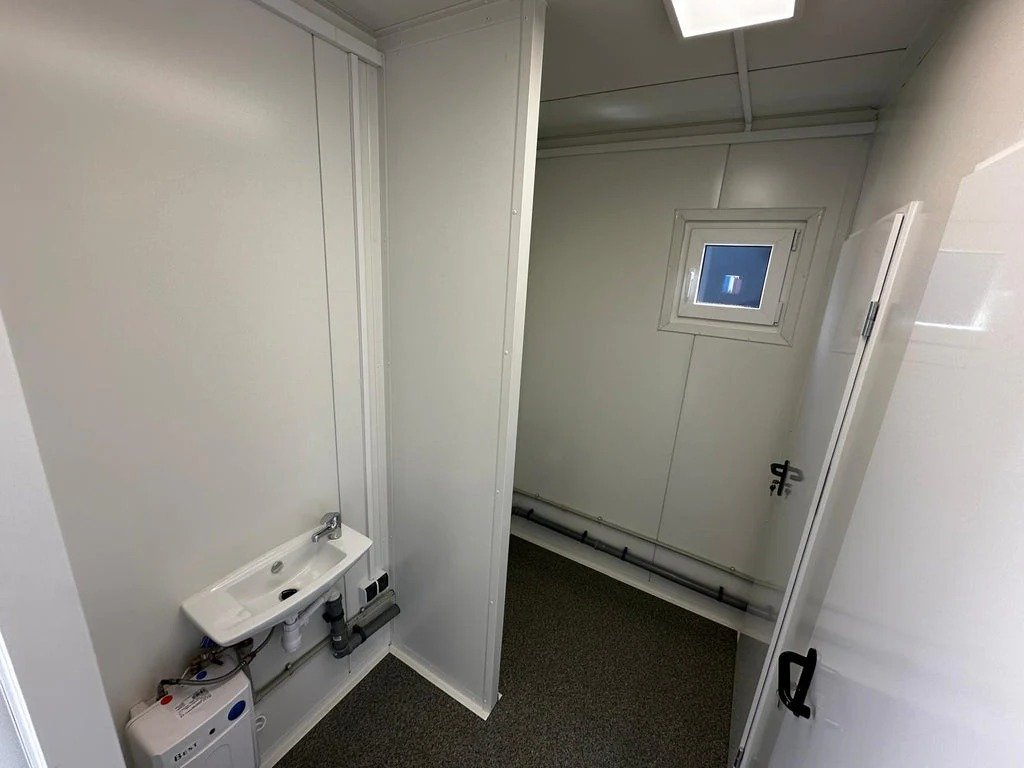 Contenedor Sanitario con Múltiples Unidades: Funcionalidad y Espacio – Image 14