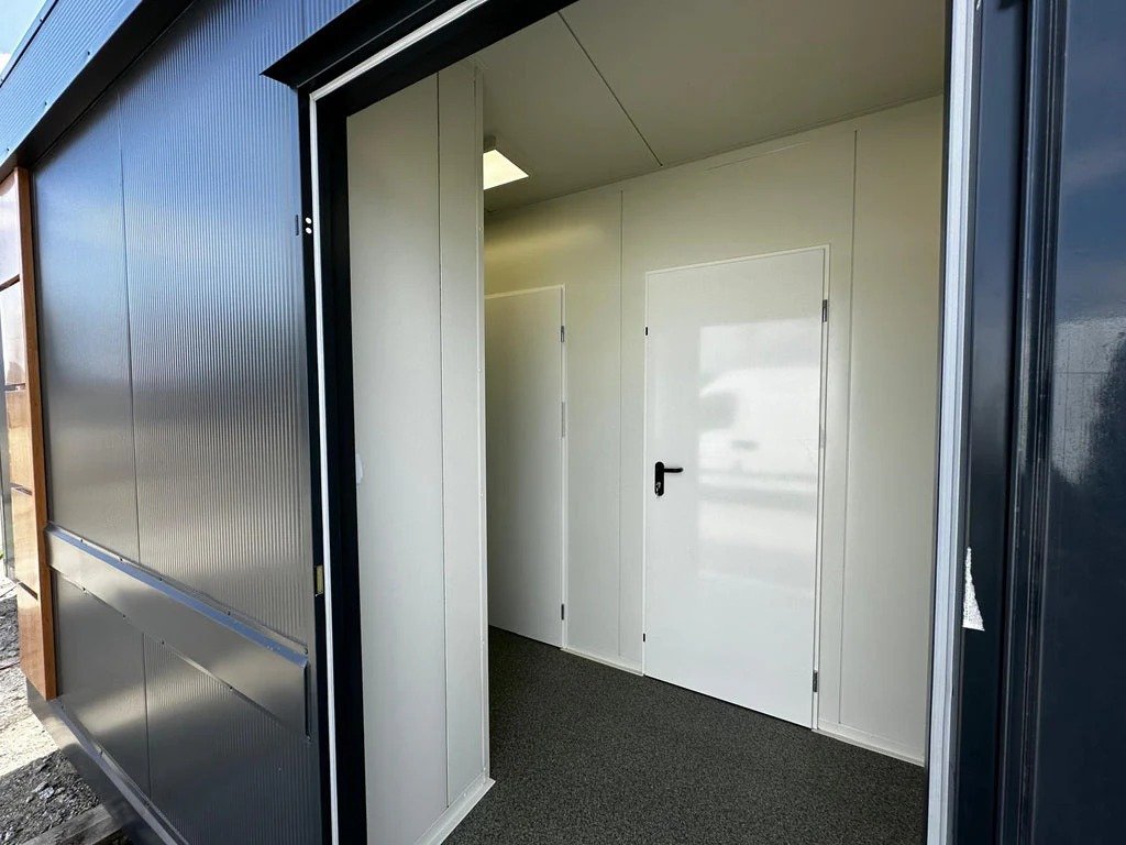 Contenedor Sanitario con Múltiples Unidades: Funcionalidad y Espacio – Image 16