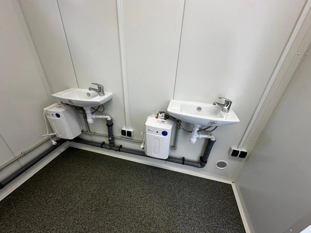 Contenedor Sanitario con Múltiples Unidades: Funcionalidad y Espacio – Image 17