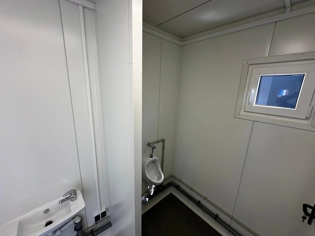 Contenedor Sanitario con Múltiples Unidades: Funcionalidad y Espacio – Image 5