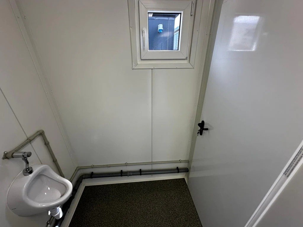 Contenedor Sanitario con Múltiples Unidades: Funcionalidad y Espacio – Image 6